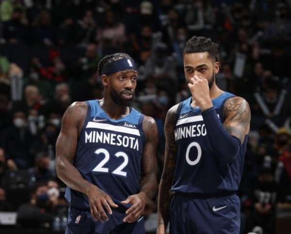 NBA季后赛首轮，爱德华兹绝杀助森林狼晋级